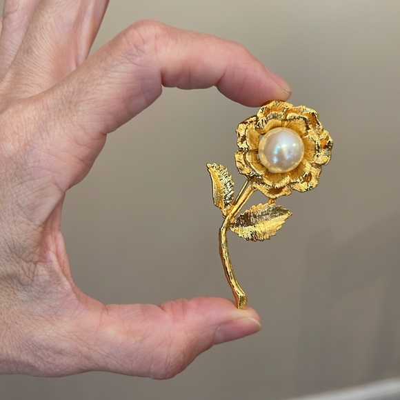 Vintage Gold-tone Flower Pin with Faux Pearl Center - Picture 8 of 12